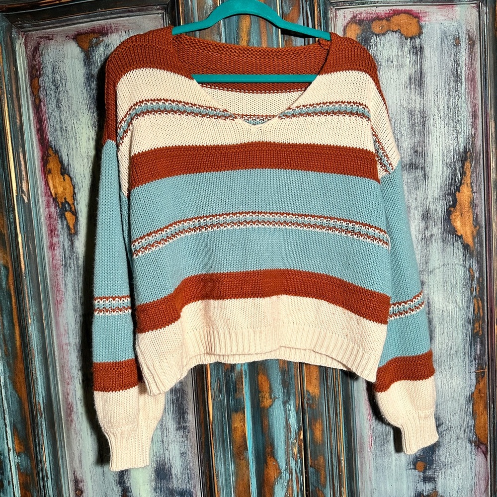 Beautiful oversized, crop style sweater for fall casual or dress up. Size Medium